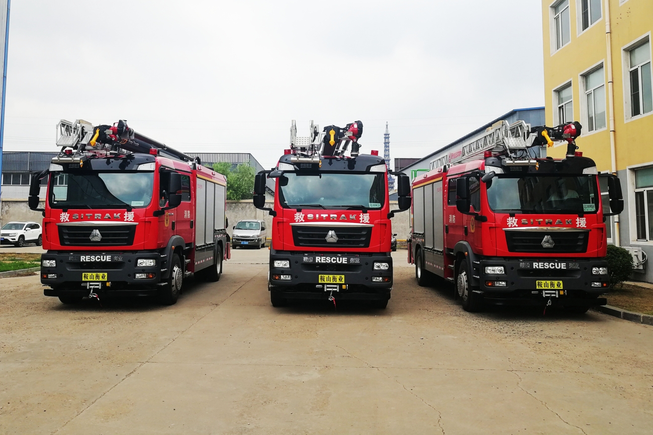 寧夏消防救援總隊“舉升搶險主戰消防車(chē)”發(fā)車(chē)儀式